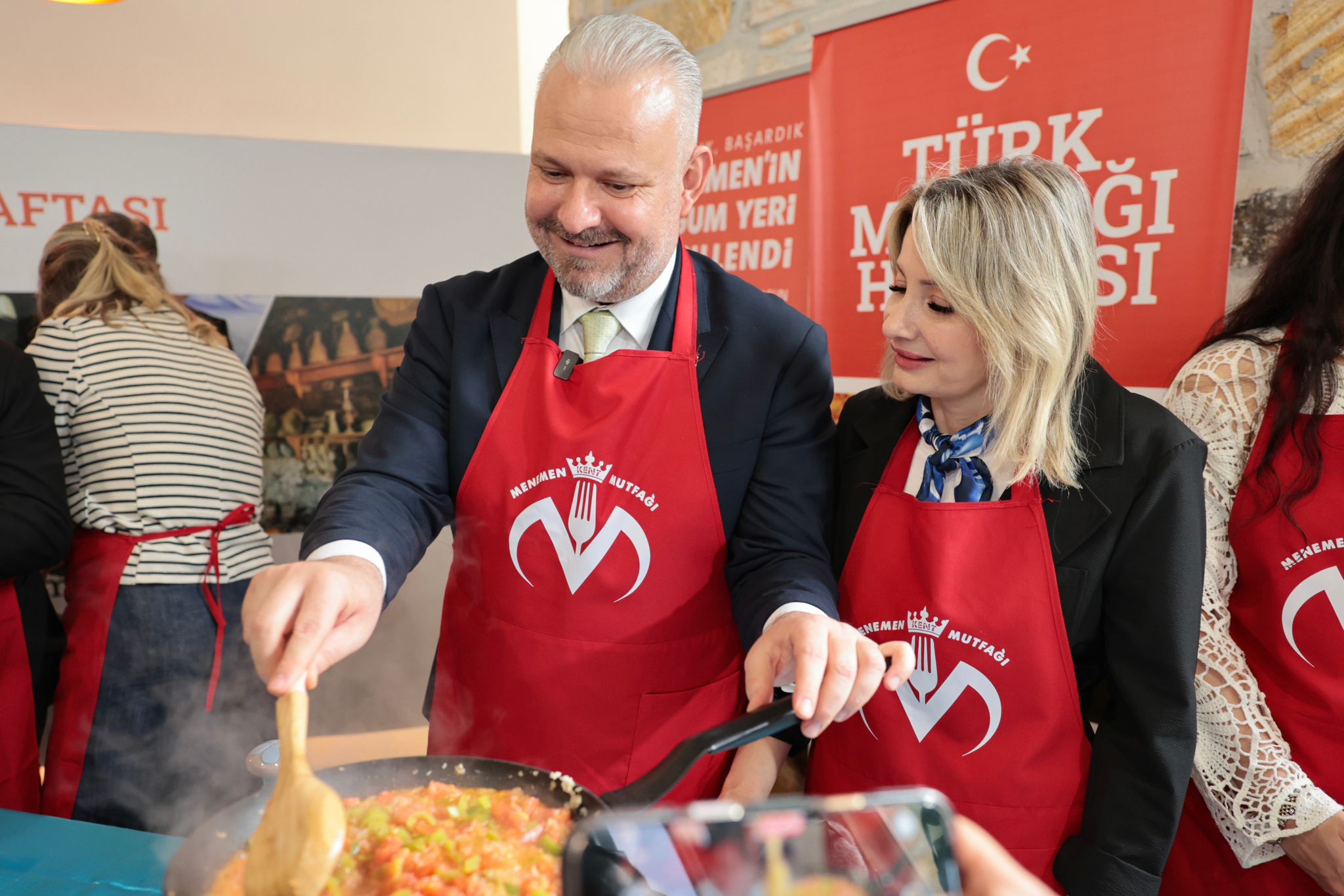 Türk Mutfağı Haftası’na Menemen damgası! Kolları sıvayıp Menemen yaptılar!