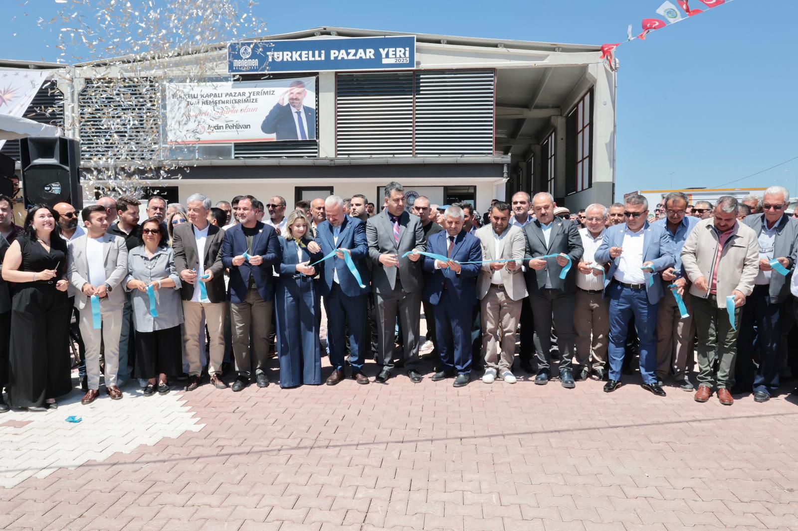 Menemen’de bir kapalı pazar yeri daha açıldı!