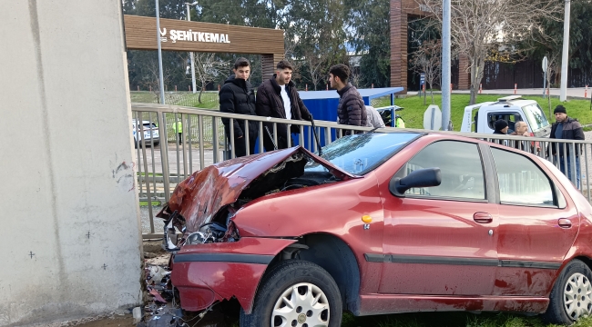 Aliağa 'da Otomobil Üst Geçide Çarptı: 1 Ölü 1 yaralı