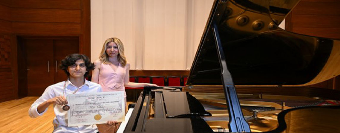 İzmirli genç piyanist Efe Öksüz, İtalya'da uluslararası müzik yarışmasında birinci oldu