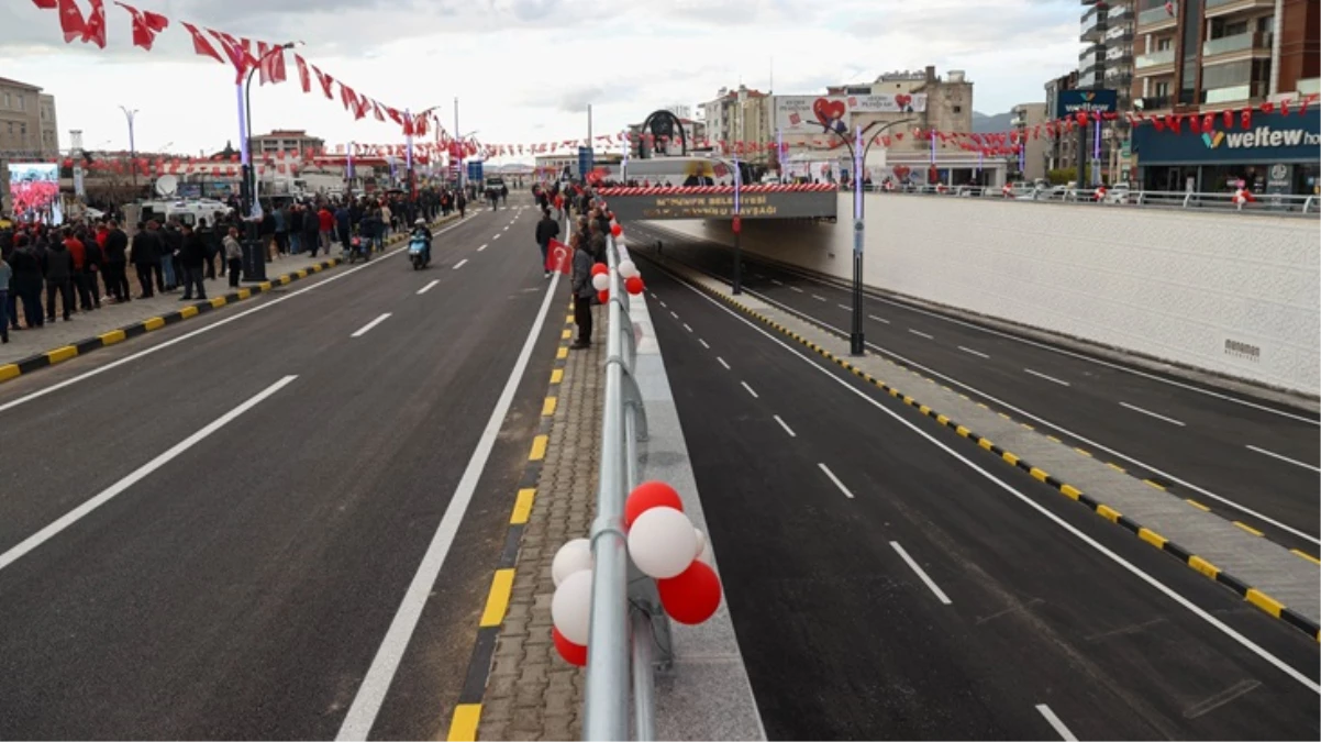 Menemen Belediyesi 100. Yıl Köprülü Kavşağı'nı açtı