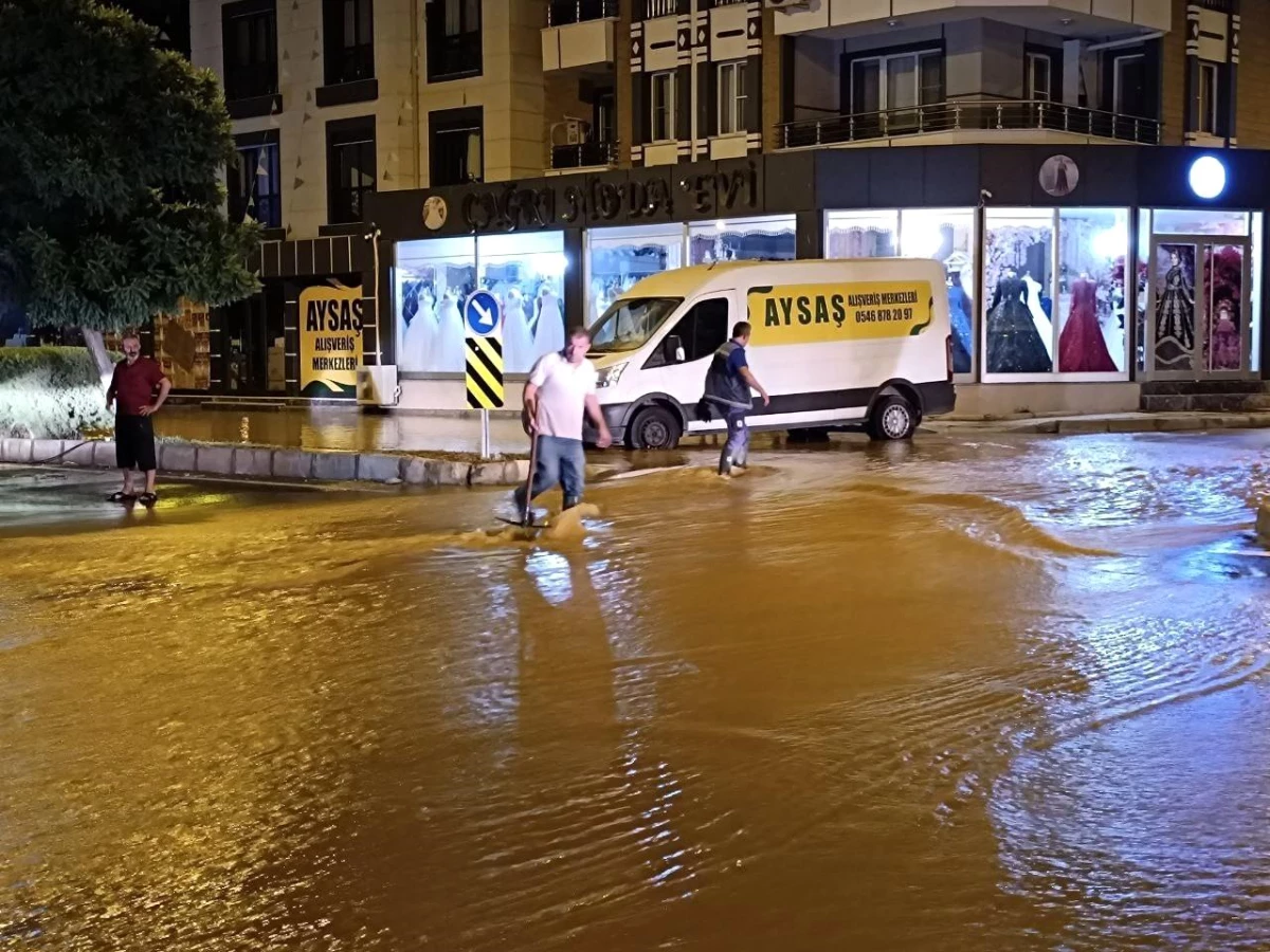 Menemen'de Ana Boru Patlaması Sonucu 2 Mahalle Su Baskınına Uğradı