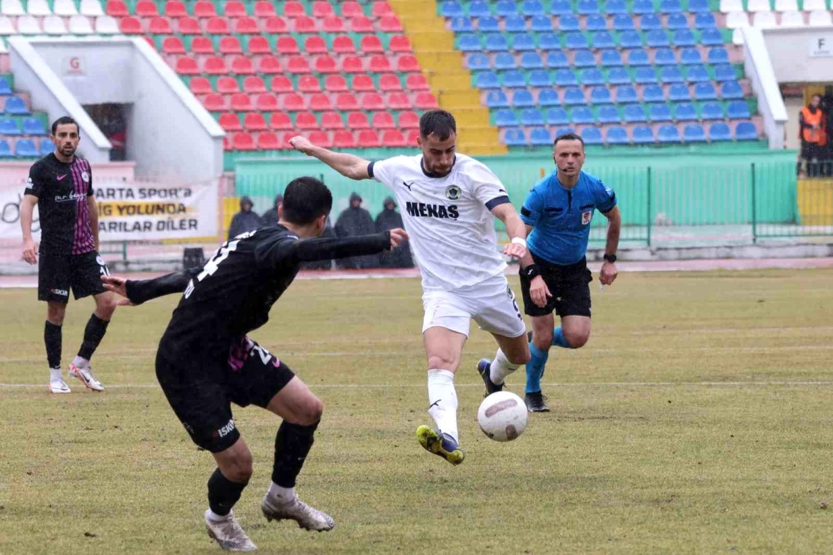 Menemen FK'nın golcüsü Kemal Rüzgar, takımının skor yükünü üstlendi